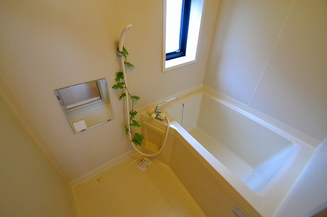 Bath. ☆ There is also a window to the bathroom ☆