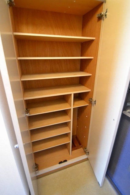 Entrance. ☆ It is plenty of cupboard ☆