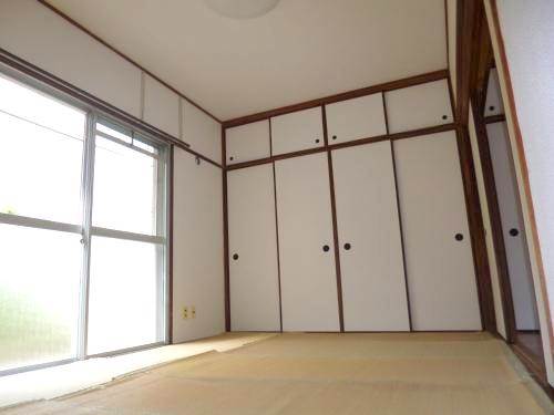 Living and room. Bright room with sunshine plug ・  ・