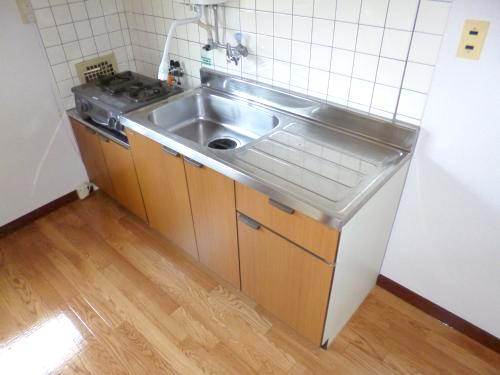 Kitchen. 2 lot gas stoves to get on the cuisine! Also ensure cutting board space