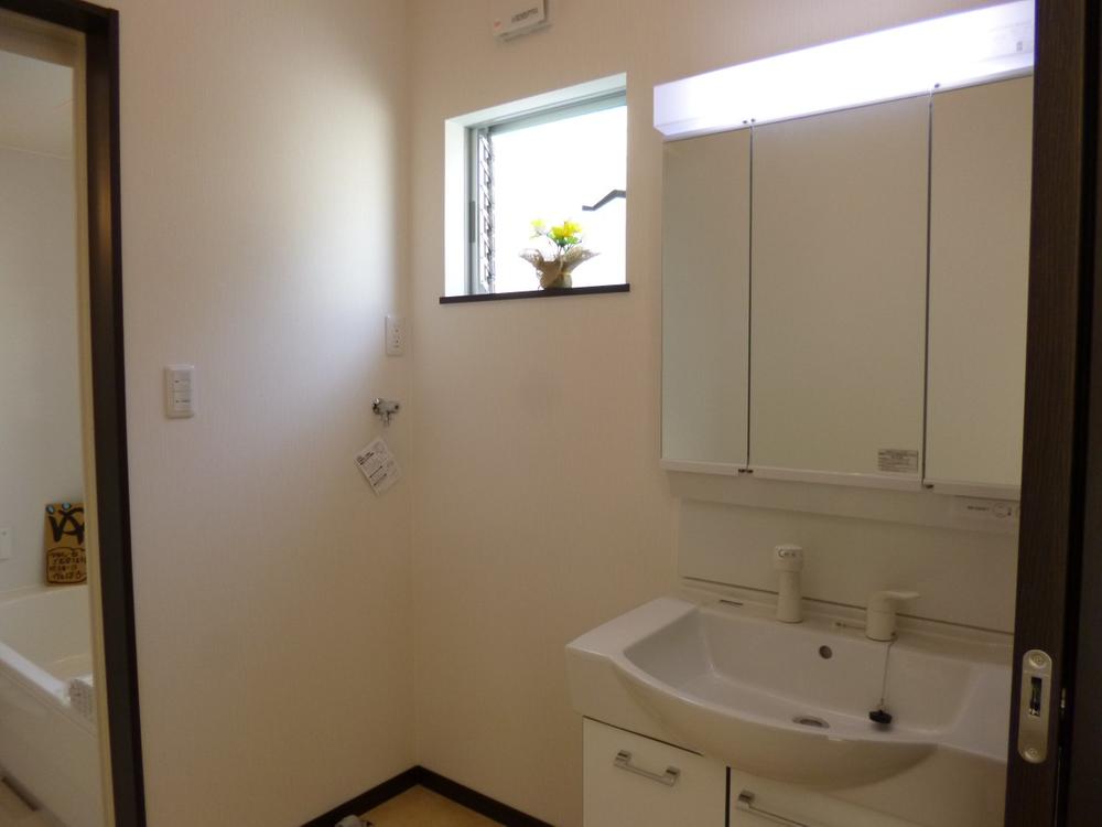 Wash basin, toilet. (October 2013) Shooting