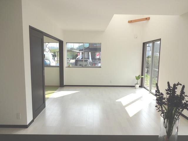 Same specifications photos (living). Leroux Deer Series same specifications