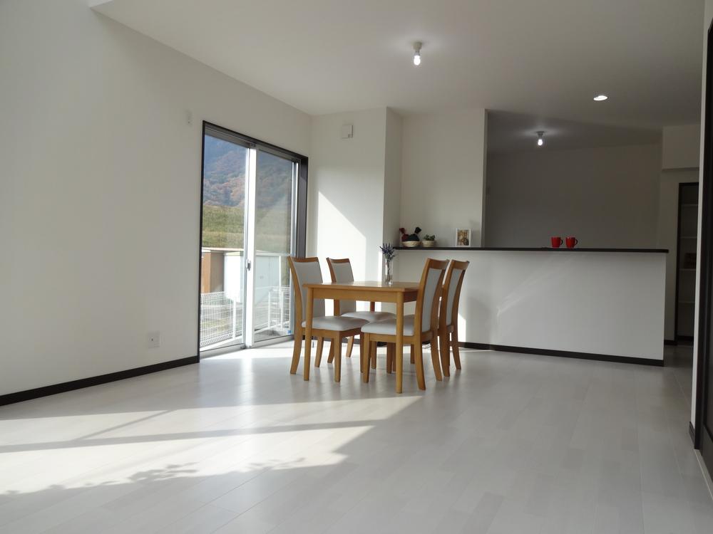 Same specifications photos (living). Leroux Deer Series same specifications