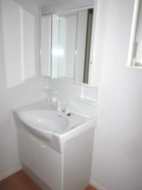 Wash basin, toilet. Room (August 2013) Shooting