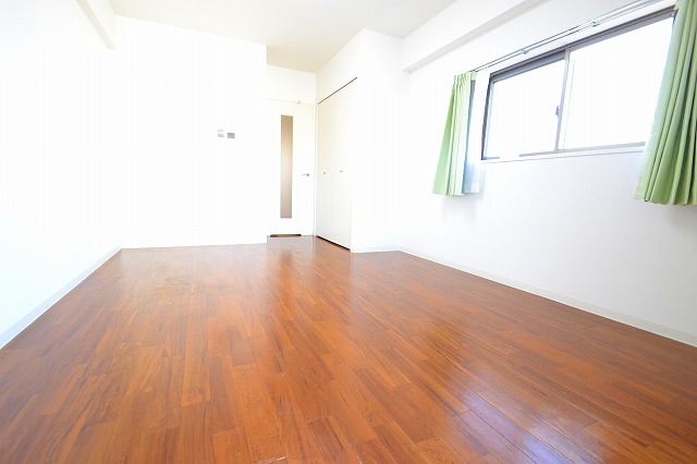 Other room space. ☆ There is also a bay window.