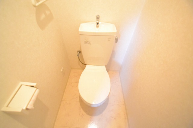 Toilet. ☆ Restroom space is also to clean ☆