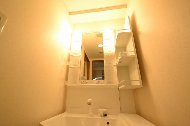 Washroom. ☆ Is a floor plan with a separate vanity ☆