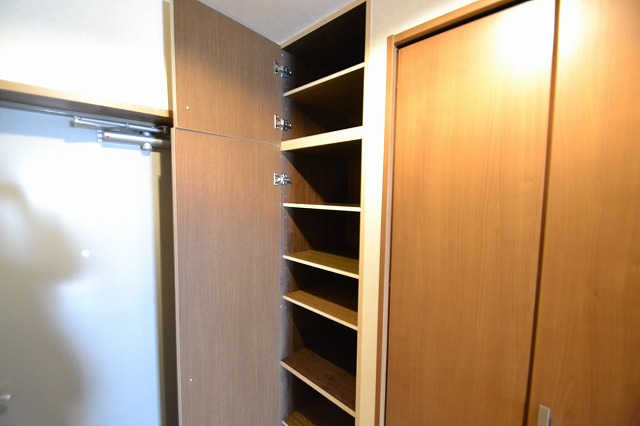 Entrance. ☆ Cupboard space is also plenty of ☆