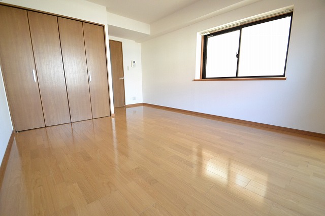 Living and room. ☆ It is a bright room with bay window ☆