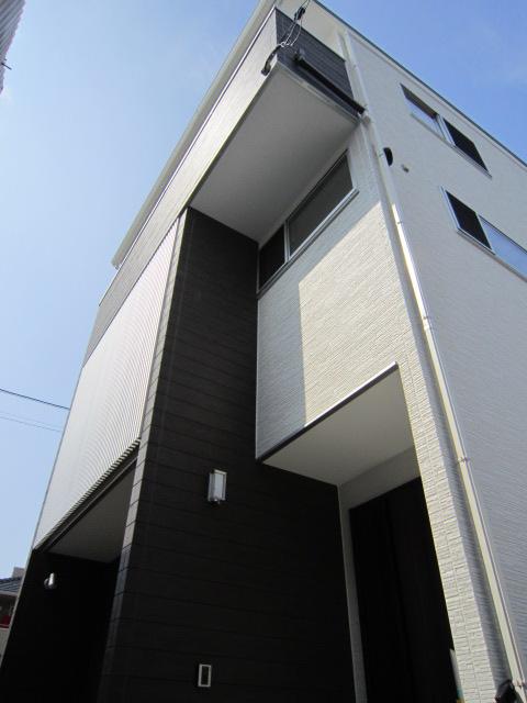 Local appearance photo. Local (July 2013), is shooting a stylish urban three-story single-family