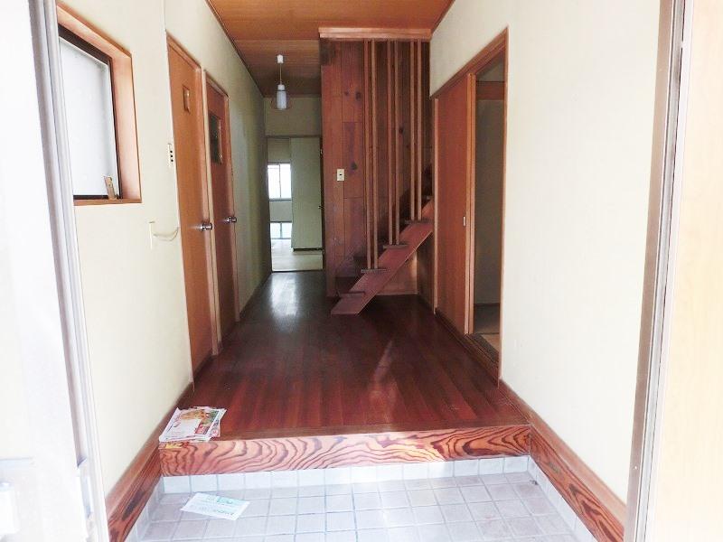 Entrance. Local (10 May 2013) Shooting