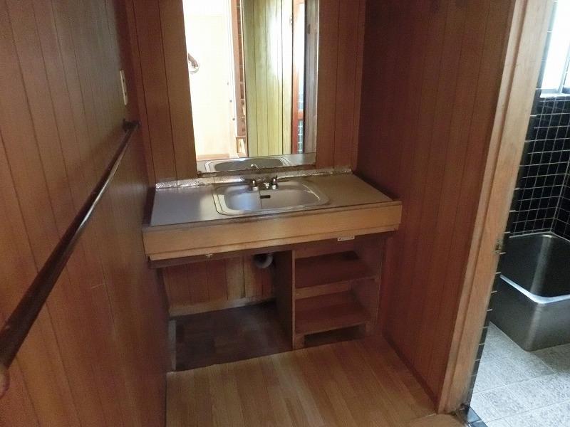 Wash basin, toilet. Local (10 May 2013) Shooting