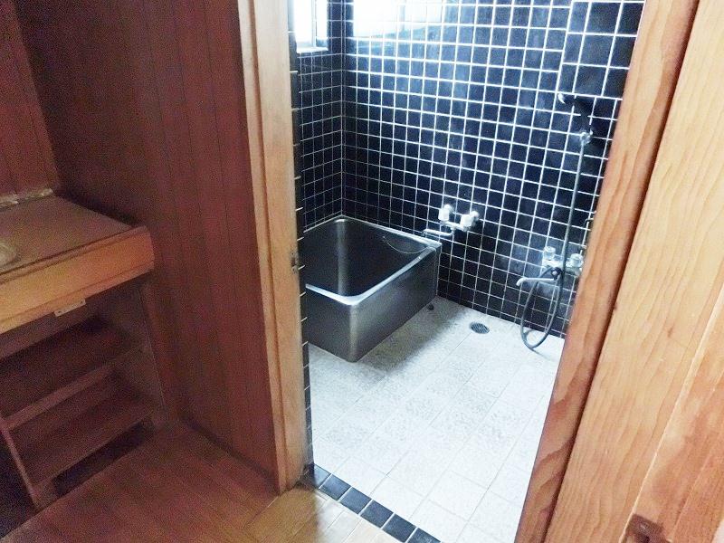 Bathroom. Local (10 May 2013) Shooting