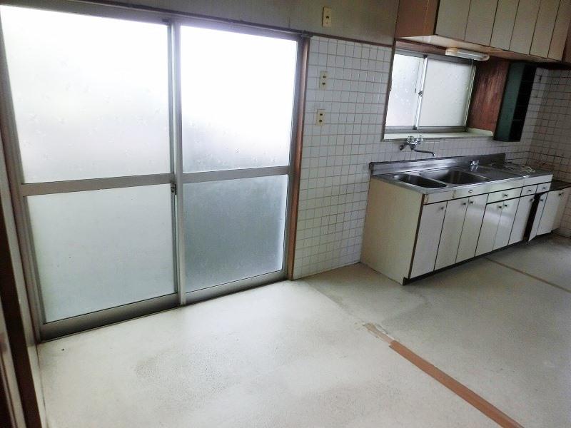 Kitchen. Local (10 May 2013) Shooting