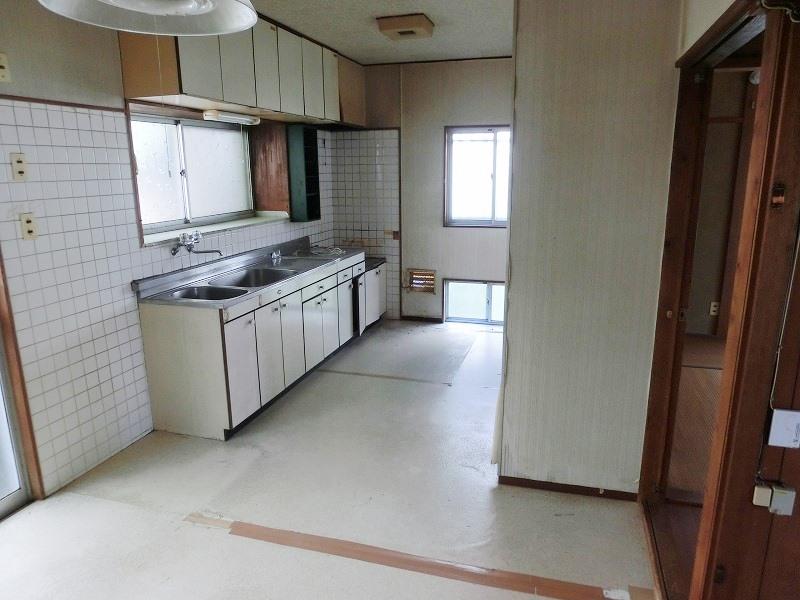 Kitchen. Local (10 May 2013) Shooting