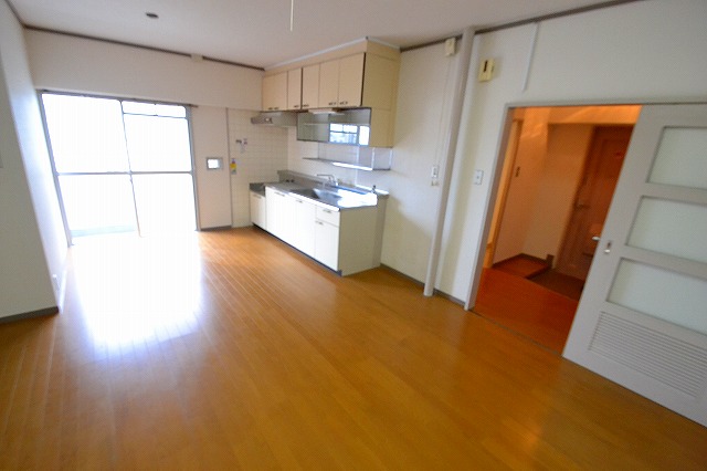 Living and room. ☆ Spacious dining kitchen is attractive ☆