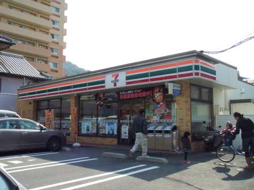 Convenience store. 664m to Seven-Eleven (convenience store)