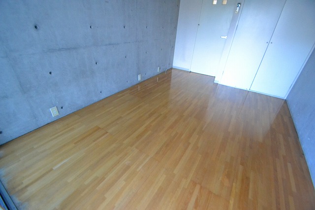 Living and room. ☆ Stylish wall of concrete driving range ☆