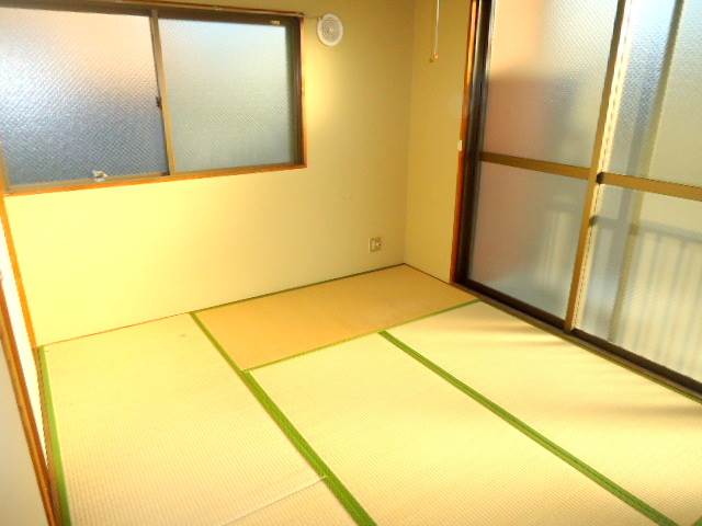 Other room space. Sunny rooms