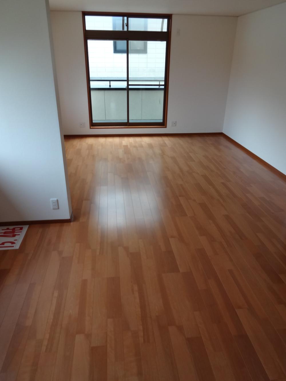 Living. Indoor (September 2013) Shooting Second floor LD15.4 Pledge