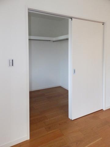 Receipt. 2F Walk-in closet