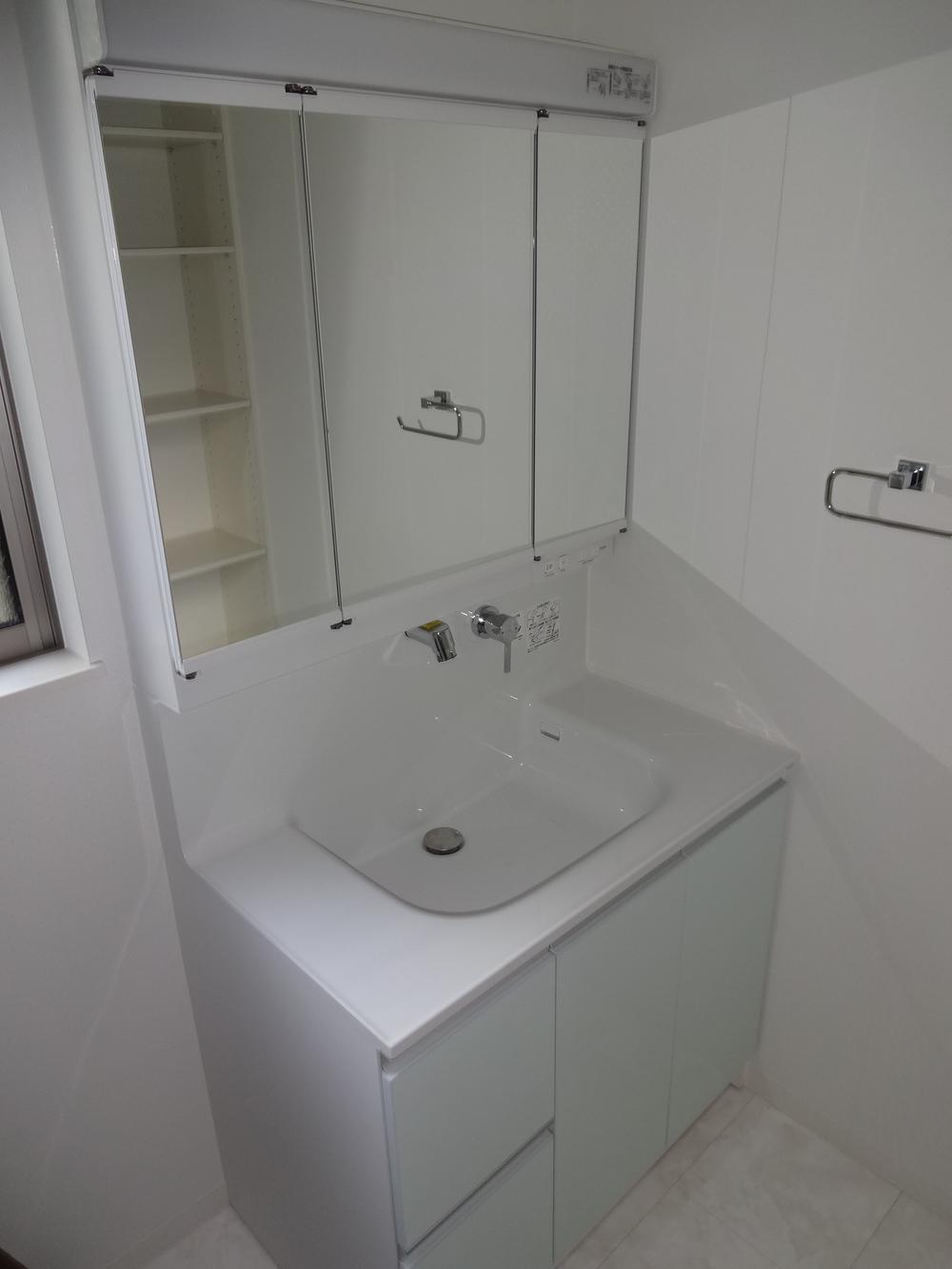 Wash basin, toilet. Indoor (10 May 2013) Shooting