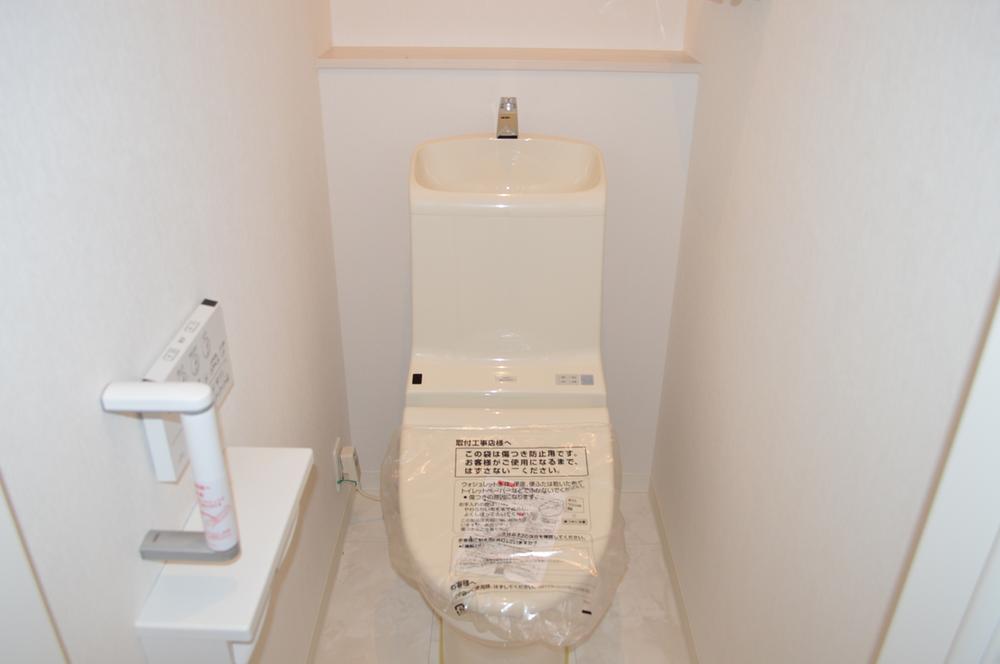 Toilet. Indoor (11 May 2013) Shooting