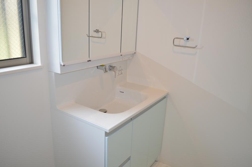 Wash basin, toilet. Indoor (11 May 2013) Shooting