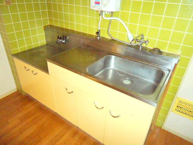 Kitchen. Two-burner gas stove can be installed