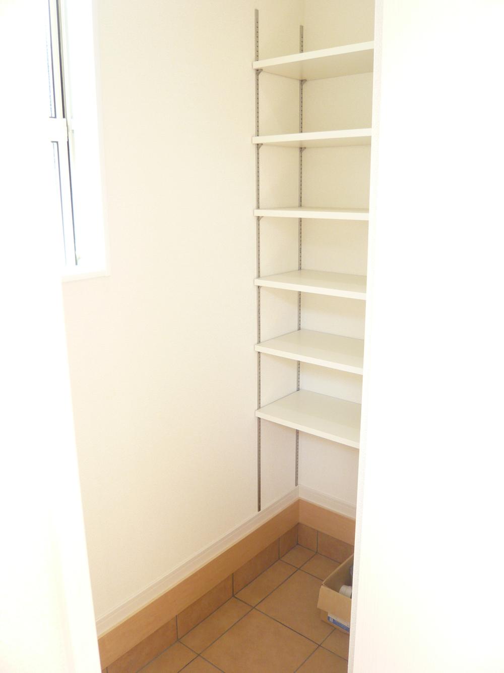 Same specifications photos (Other introspection). Shoes cloak. Large storage of entrance to be paid until the stroller and tricycle in addition to shoes. 