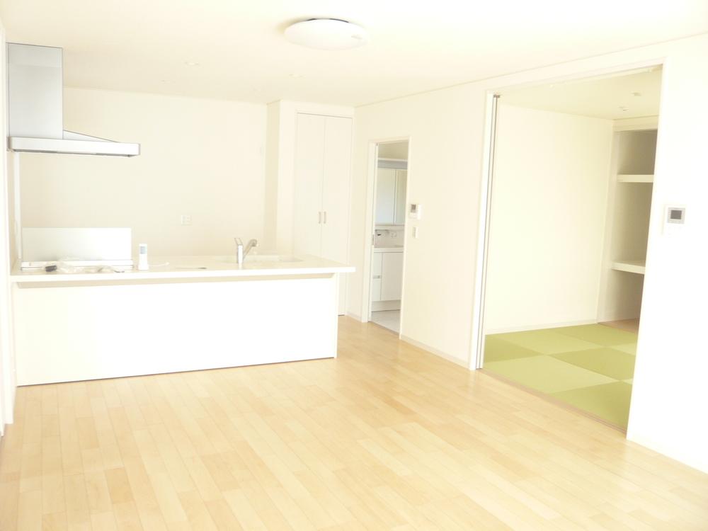 Same specifications photo (kitchen). The kitchen is in a face-to-face, Full open kitchen with a feeling of opening. 