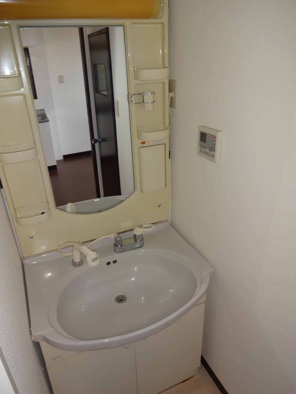 Wash basin, toilet. Indoor (11 May 2013) Shooting