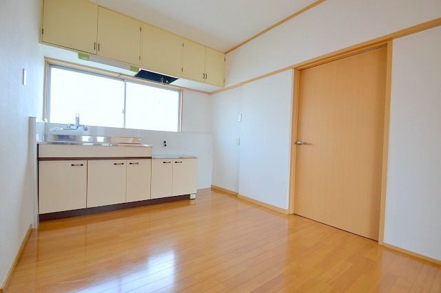 Kitchen. ☆ There is a window in the kitchen, Bright is ☆