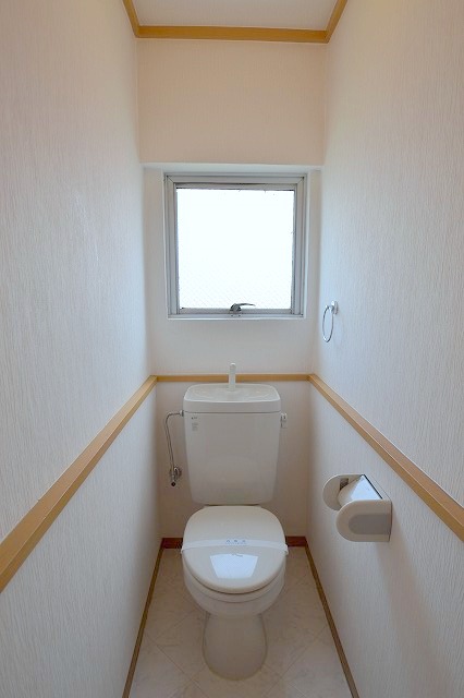 Toilet. ☆ Toilet is also bright ☆