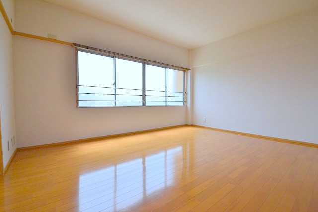 Living and room. ☆ Loose is available living ☆