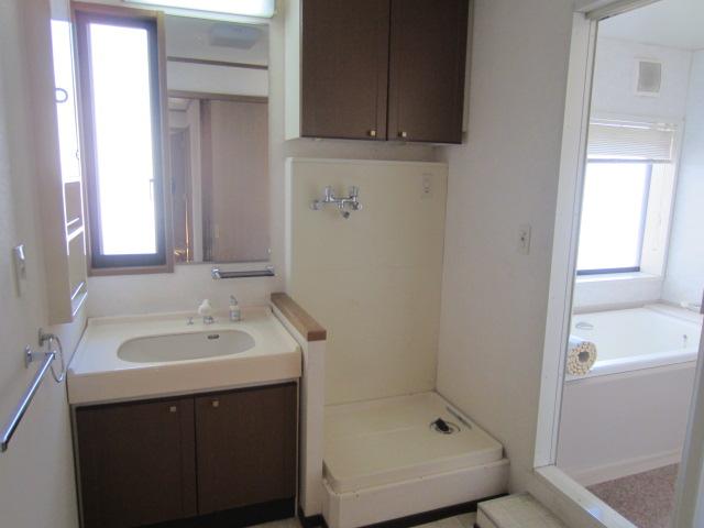 Wash basin, toilet. Indoor (12 May 2013) Shooting