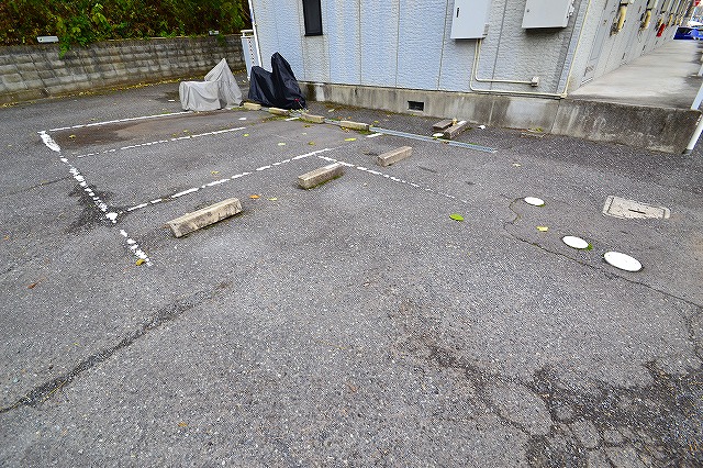 Parking lot.  ☆ It is on-site parking ☆