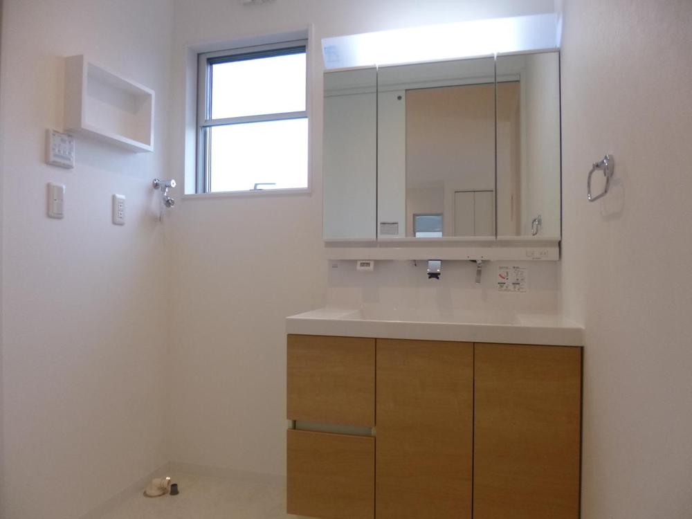 Wash basin, toilet. (October 2013) Shooting