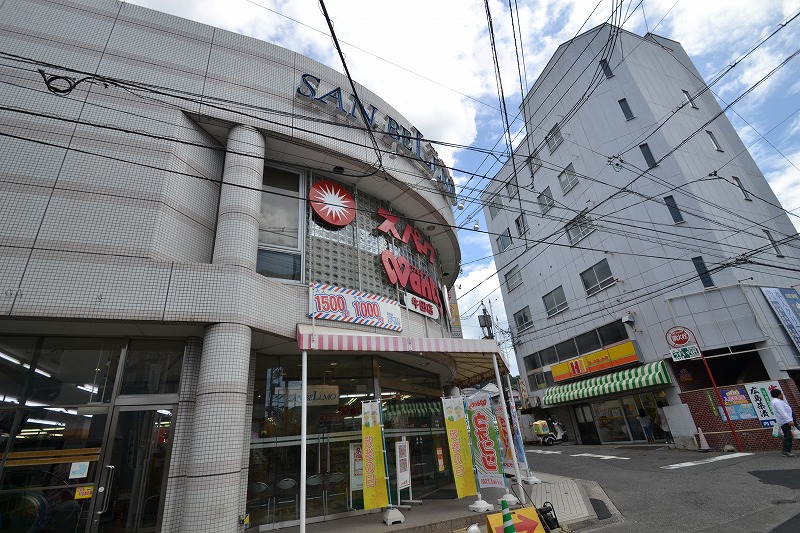 Shopping centre. Sanberumo until the (shopping center) 596m