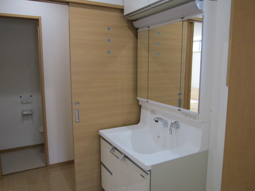 Wash basin, toilet. (May 2013) Shooting