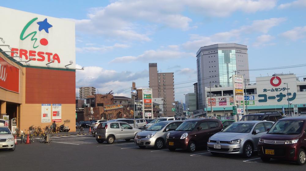 Streets around. Furesuta, Konan also within walking distance. 