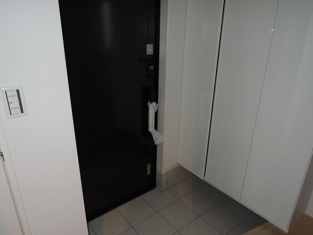 Entrance. Indoor (11 May 2013) Shooting