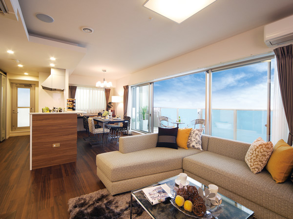 Living.  [Open, high-quality living ・ dining] Connect with south-facing balcony, Open feeling of a lot of living from the center open sash ・ dining. Indoor space with a calm, The importance of daily family, Guests can relax and comfortably.  ※ Indoor Listings ・ Amenities is what all was taken the model room Ctype.