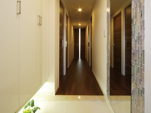 Interior.  [Full of sense of quality entrance] Subjected to the natural colors of the tiles, Entrance that atmosphere of calm is alive. Provided shoes cloak of equipped with a storage capacity, Family of shoes also Katazuki refreshing.