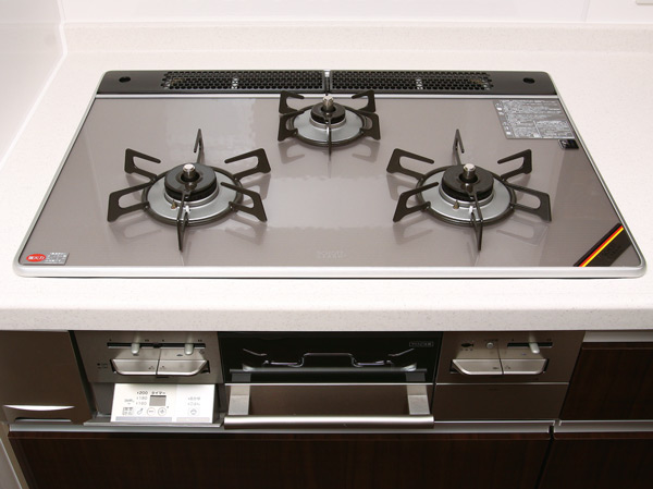 Kitchen.  [A variety of cooking function equipped with glass top gas stove the] Cooking function, Deep-fried food temperature control function, Such as kettle function, Equipped with a wealth of cooking function. Is easy to clean because around the burner is flat.