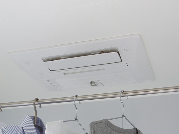 Bathing-wash room.  [Convenient bathroom heating dryer also such as the drying of laundry] Drying of laundry Ya, Convenient bathroom heating dryer in such bathroom drying after bathing. In winter to reduce the temperature difference between the room and bathroom, It will produce a comfortable bath time.