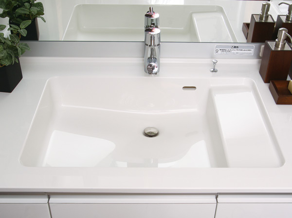 Bathing-wash room.  [Unique basin counter provided with a step] Set up a step to put the soap and cups, etc. to counter. With less fine scratches, Dirt is also get easy to design.