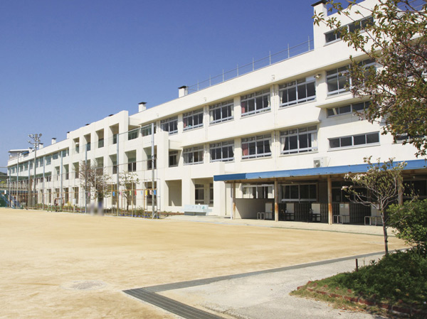 Surrounding environment. Municipal Hijiyama elementary school (a 9-minute walk / About 700m)