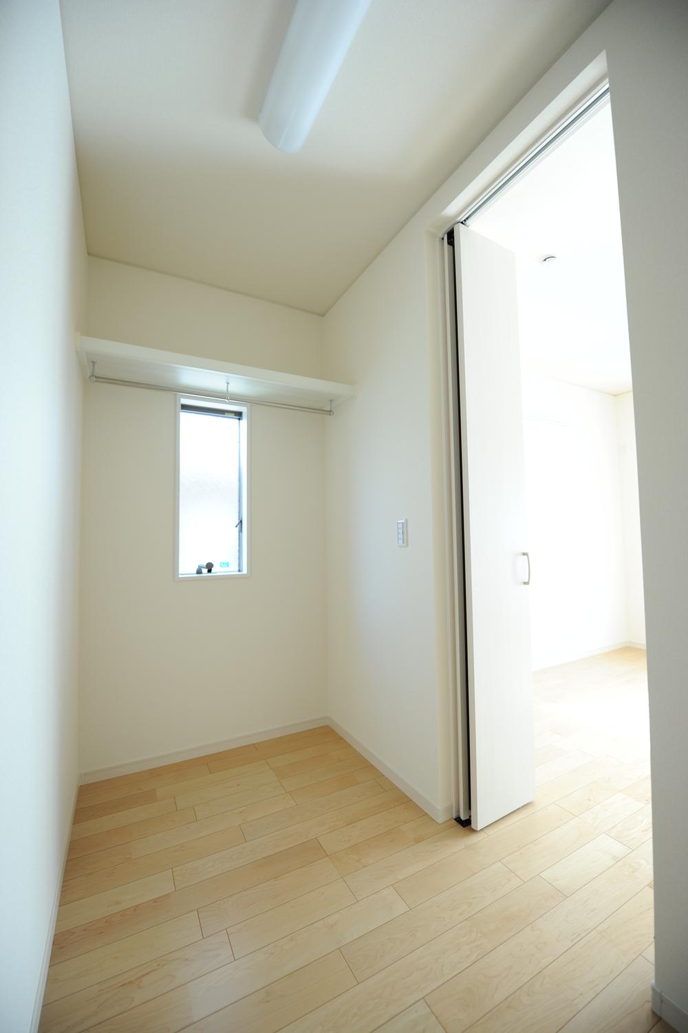 Receipt. You can use widely the room so that even with a walk-in closet of a large capacity. 