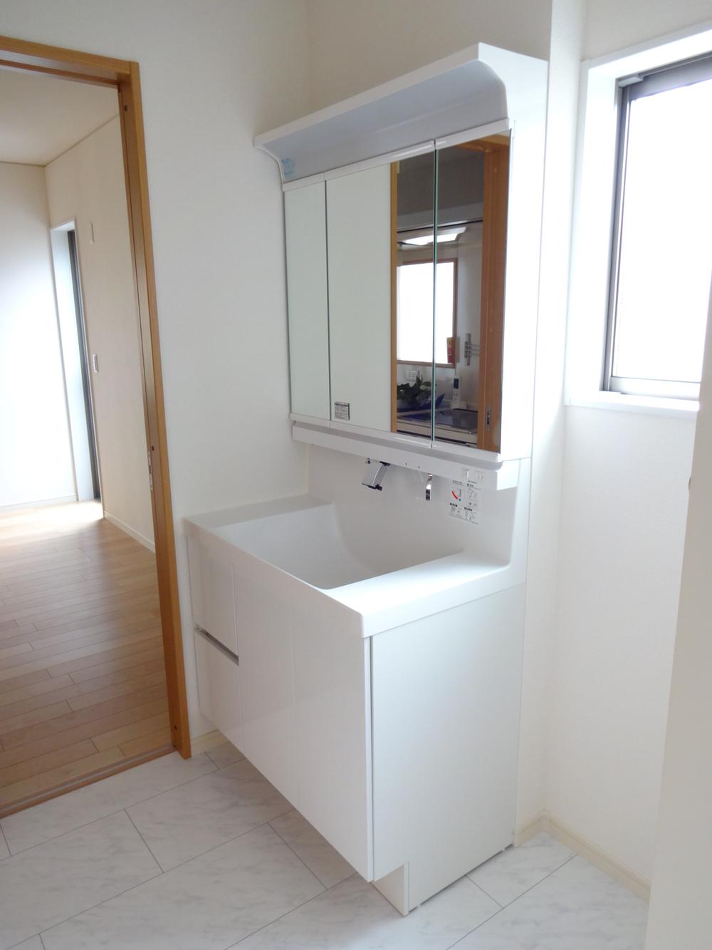 Wash basin, toilet. There are also housed in the back of the three-sided mirror. 